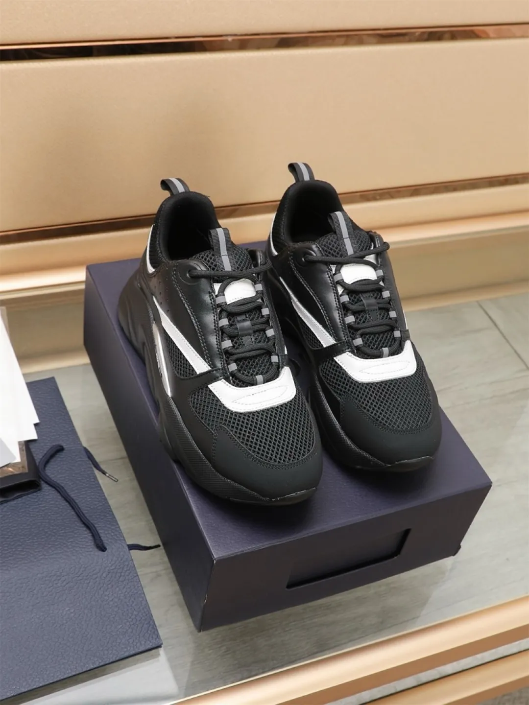 Men's shoes 💰P460💰【Dior】Dior✨ is online at the same time👏 This casual sneaker is a new product in the series and continues Di*r's classic style. The upper is made of original mesh and cow leather, with a two-color textured outsole, and the brand's iconic details on the rear collar and heel to enhance the style. Fashionable and versatile. Wear it with jeans or slacks for a casual look. Size: 38-44 (45 customized)